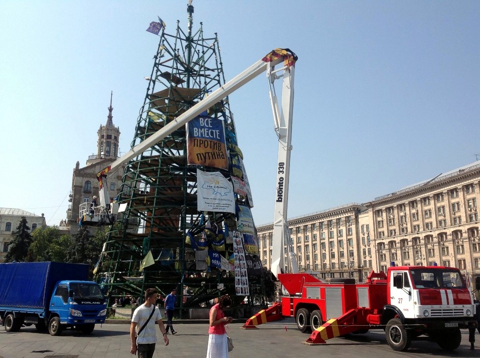 На Майдане начали демонтаж елки