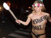 Активистки Femen устроили в Киеве ночную акцию против Лукашенко