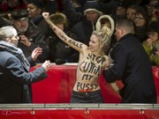 Активистки FEMEN разделись на красной дорожке «Берлинале-2013»