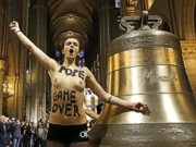 Активистки «Femen» провели акцию в Соборе Парижской Богоматери