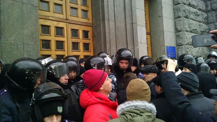 В Харькове митингующие штурмовали горсовет