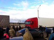 В Харькове «евромайдановцы» перекрыли дорогу и ждут милицию
