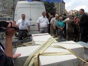 Диаспора перевезла крест с могилы Бандеры в Украину
