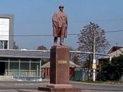 На Харьковщине снесли еще один памятник Ленину
