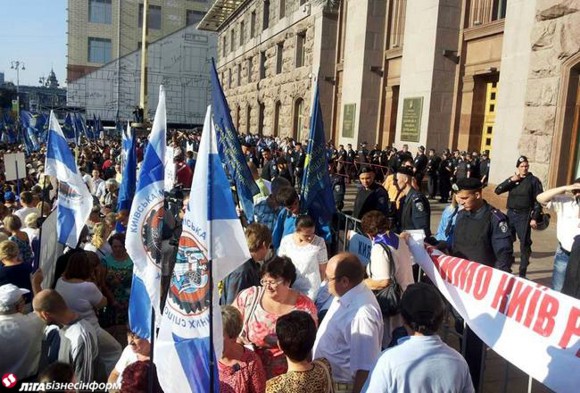 Под КГГА собрались сотни митингующих, «титушки» и «беркутовцы»