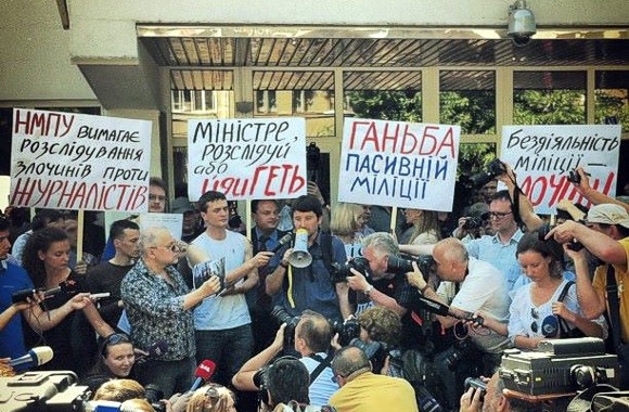 Митинг журналистов: Министр, расследуй или уходи!