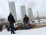 Возле киевского озера Тельбин общество бастует против строительства небоскреба