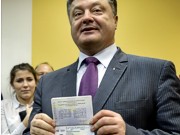Порошенко первым из граждан Украины получил биометрический паспорт