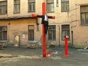 В Риге во дворе бывшего здания КГБ распяли чучело Путина