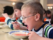 В Горловке учителей принуждают кормить школьников за свой счет