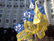 В Киеве таксисты пикетируют Кабмин