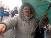 «Киевлянки, которым мешают жить» пытались разобрать баррикаду на Крещатике