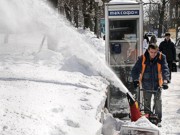 КГГА: Снег возле жилых домов начнут расчищать только на выходных