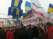 Несмотря на непогоду, тысячи людей вышли на протестную акцию в Ужгороде