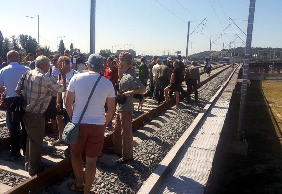 В Киеве обманутые железнодорожники заблокировали новый мост на Выдубичах