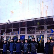 В Киеве митингующие забросали яйцами здание МВД