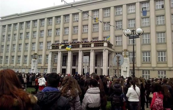 В Ужгороде активисты захватили Закарпатскую ОГА