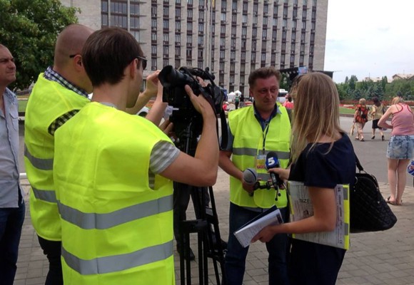 Донецкая милиция на акции оппозиции выдала журналистам желтые жилеты ППС