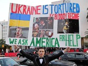 Украинский журналист пикетировал церемонию «Золотой глобус» в Лос-Анджелесе