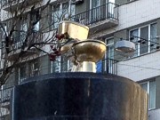 В Киеве на месте «свергнутого» памятника Ленину установили «золотой» унитаз