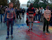 В Киеве мужской Femen провел акцию в поддержку курса Азарова в Европу
