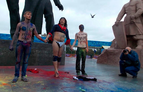 В Киеве мужской Femen провел акцию в поддержку курса Азарова в Европу