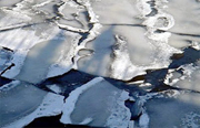 Плотины Киевской ГЭС защищают ото льда ледоколами