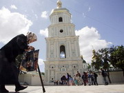 Больше всего украинцы доверяют СМИ и церкви