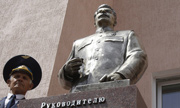 В Запорожье облили краской памятник Сталину
