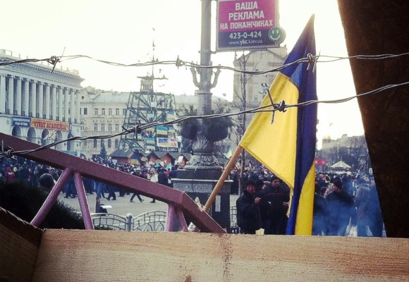 Евромайдан в Киеве обносят колючей проволокой