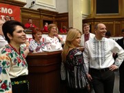 Оппозиция продолжает блокировать трибуну ВР