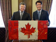 В Киеве премьеру Канады подарили флаг в стиле Малевича