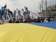 Оппозиция, не смотря на запрет, собрала тысячи сторонников на акцию «Вставай Украина!» в Харькове