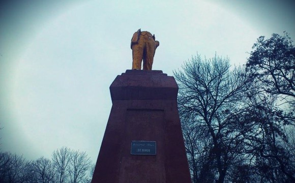 «Свободовцы» разрушили памятник Ленину в Ахтырке