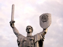 С монумента «Родина-мать» снимут герб СССР