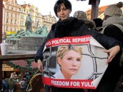 Баннер за Тимошенко вывесили на Эйфелевой башне, в Амстердаме и Праге