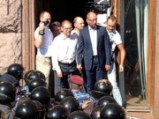 Яценюк дает показания в прокуратуре Киева