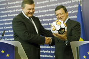 Янукович подарил Баррозу мяч