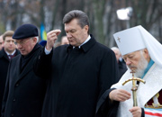 Янукович и Азаров почтили память жертв Голодомора