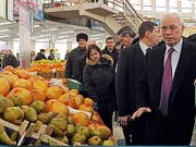 Азаров остался доволен ценами и ассортиментом в киевском супермаркете