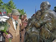 В Киеве открыли памятник «История любви»