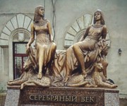 В центре Одессы Ахматова с Цветаевой сидят на скамейках-сфинксах