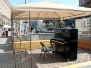 В центре Киева по субботам будут играть на уличном пианино известные музыканты
