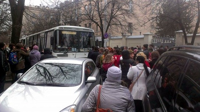 В Харькове сепаратисты напали на автобусы с силовиками