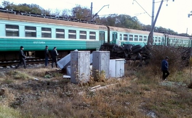 В «ДНР» электричка протаранила грузовик КрАЗ и сошла с рельсов