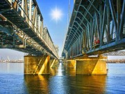 Девушка прыгнула с моста в Днепр после ссоры с любимым
