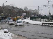 В Киеве в результате порыва трубы затопило улицу Борщаговскую