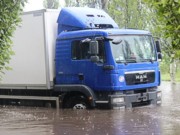 Черкассы затопило из-за сильного ливня, движение транспорта ограничено