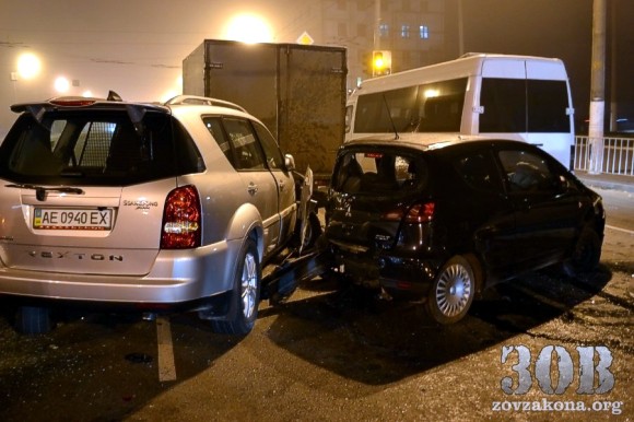 В Днепропетровске пьяный водитель на внедорожнике протаранил несколько автомобилей
