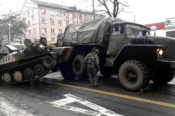 В Донецке террористы на военной технике устроили сразу два ДТП